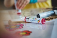 KREUL Set di colori per vetro MUCKI – 4 x 29 ml